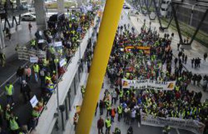 Trabajadores de Iberia concentrados en el aeropuerto de Barajas
