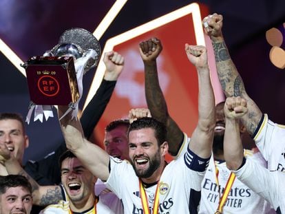 Nacho, capitán del Real Madrid, levanta la Supercopa.