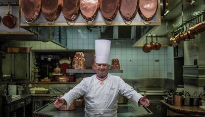 Paul Bocuse en la cocina de L'Auberge de Pont, de Collonges, en 2012.