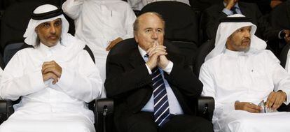 Blatter, en el centro, rodeado por Mohamed Bin Hammam, a la derecha, y el jeque Khalifa bin Ahmed Al-Thani, presidente de la federación qatarí, en 2008. 