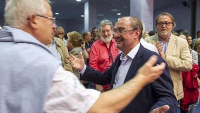 El presidente de Arag&oacute;n, Javier Lamb&aacute;n, recibe las felicitaciones de sus partidarios tras revalidar la secretar&iacute;a general del PSOE de la comunidad.
