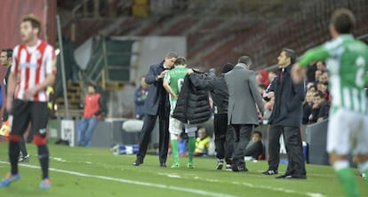 Garrido dando instrucciones a sus jugadores.