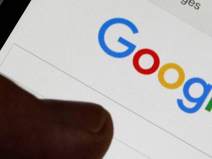 Una persona utiliza la web de Google para hacer una búsqueda desde el móvil.