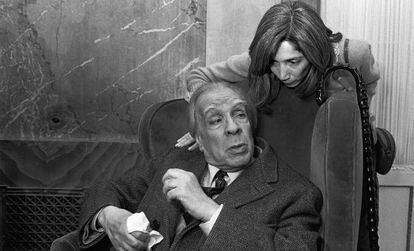El escritor Jorge Luis Borges y su esposa Maria Kodama, en Roma, 1981. 