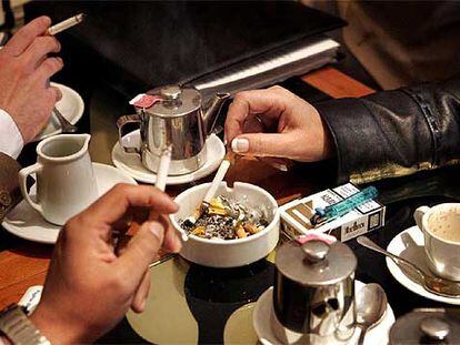 Un grupo de clientes fumando en un restaurante de Barcelona.