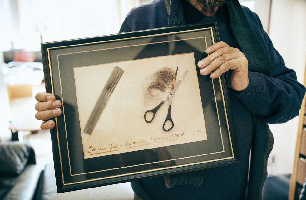 Llongueras solía acicalar el bigote a Dalí, a quien no le gustaba que le cortasen el pelo. Pero en 1987 estaba enfermo y el peluquero se lo cortó por primera vez: “Al verle llorando no me atreví a tirar los cabellos, y los guardé junto al peine y las tijeras”