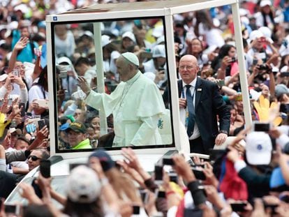 El papa Francisco saluda a miles de j&oacute;venes, hoy en Bogot&aacute;. 