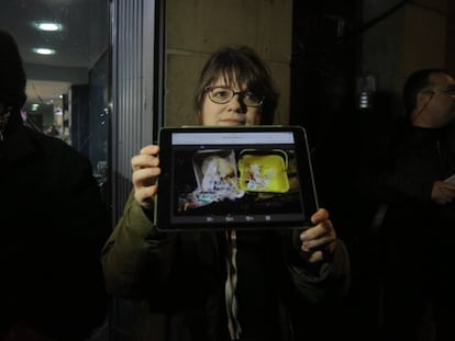 Una veïna mostra la foto d'un bidó de xeringues en un contenidor.