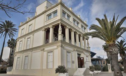 La Casa Museo Vicente Blasco Ibáñez, una réplica de la original, está emplazada frente a la playa de la Malva-rosa de Valencia.