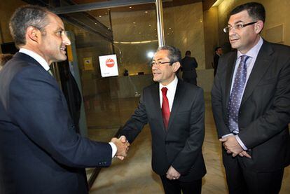El presidente Camps saluda a los portavoces socialista, Ángel Luna, y de Compromís, Enric Morera, ayer, en las Cortes.