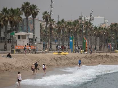 La playa de Sant Sebastià, en Barcelona, es una de las más afectadas por la pérdida de arena