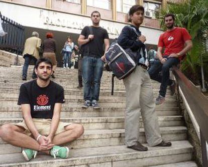 Estudiantes de Erasmus a las puertas de la facultad de la Universidad de Roma.