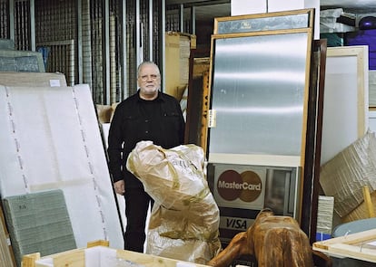 Moisés Pérez de Albéniz, galerista y coleccionista, posa para ICON en su almacén madrileño junto a tres o cuatro de sus cosas.