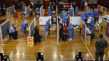 Trabajadadores de la salud administran la vacuna Sputnik V en el estadio Monumental de Buenos Aires