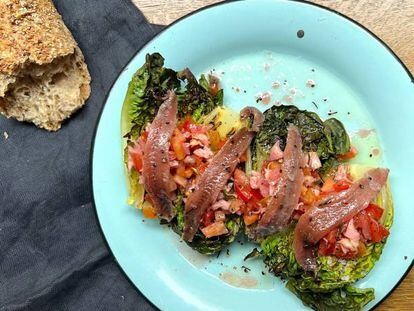 Cogollos a la plancha con anchoas y vinagreta de tomate