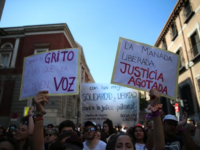 Concentración frente al Ministerio de Justicia por la puesta en libertad de los miembros de La Manada, el 22 de junio de 2018.