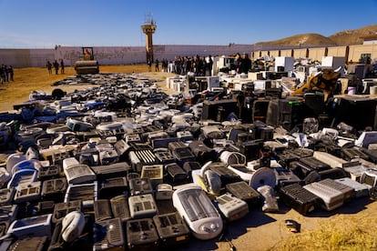 Autoridades destruyen objetos prohibidos incautados en la cárcel de Ciudad Juárez.