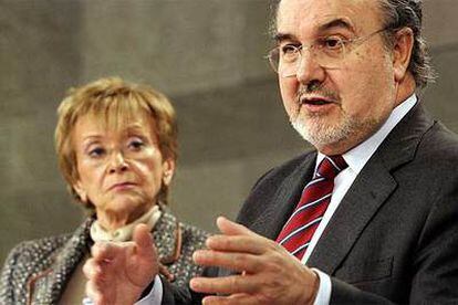 María Teresa Fernández de la Vega y Pedro Solbes, en la conferencia de prensa.