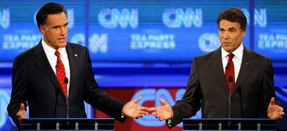 Mitt Romney (Izq.) y Rick Perry durante su participaci&oacute;n en un debate de candidatos republicanos en Florida en septiembre pasado