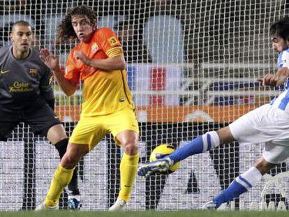 Carlos Martínez lanza el que sería el tercer gol de la Real Sociedad ante Valdés y Puyol. 