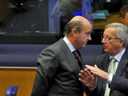 Jean-Claude Juncker, presidente del Eurogrupo, conversa con Luis de Guindos