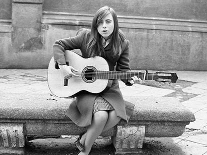 La cantautora Mari Trini, con su guitarra, en 1967.