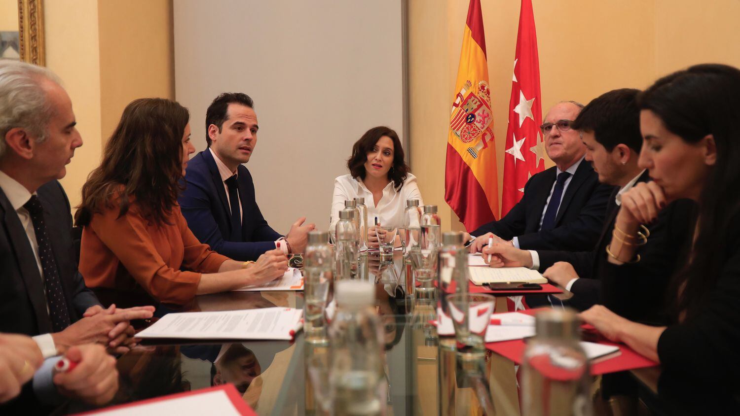 La presidenta de la Comunidad de Madrid, Isabel Díaz Ayuso (centro), se reúne este lunes con los portavoces de los grupos parlamentarios en la Asamblea de Madrid.