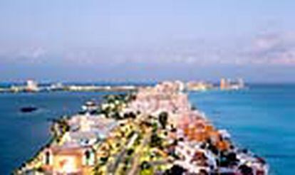La zona hotelera de Cancún se extiende sobre una estrecha franja de terreno que deja a un lado una laguna y al otro el mar.