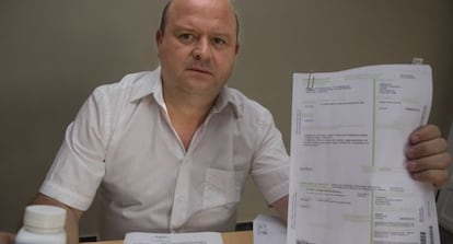 Javier Ferrándiz muestra las recetas y el medicamento.