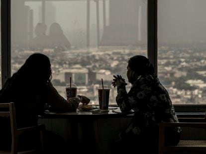 Vista de la contaminación en Ciudad de México, desde la torre latinoamericana, el 4 de mayo de 2022.