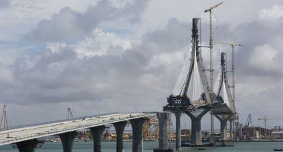 Obras puente sobre la Bah&iacute;a de C&aacute;diz, paralizadas en agosto.