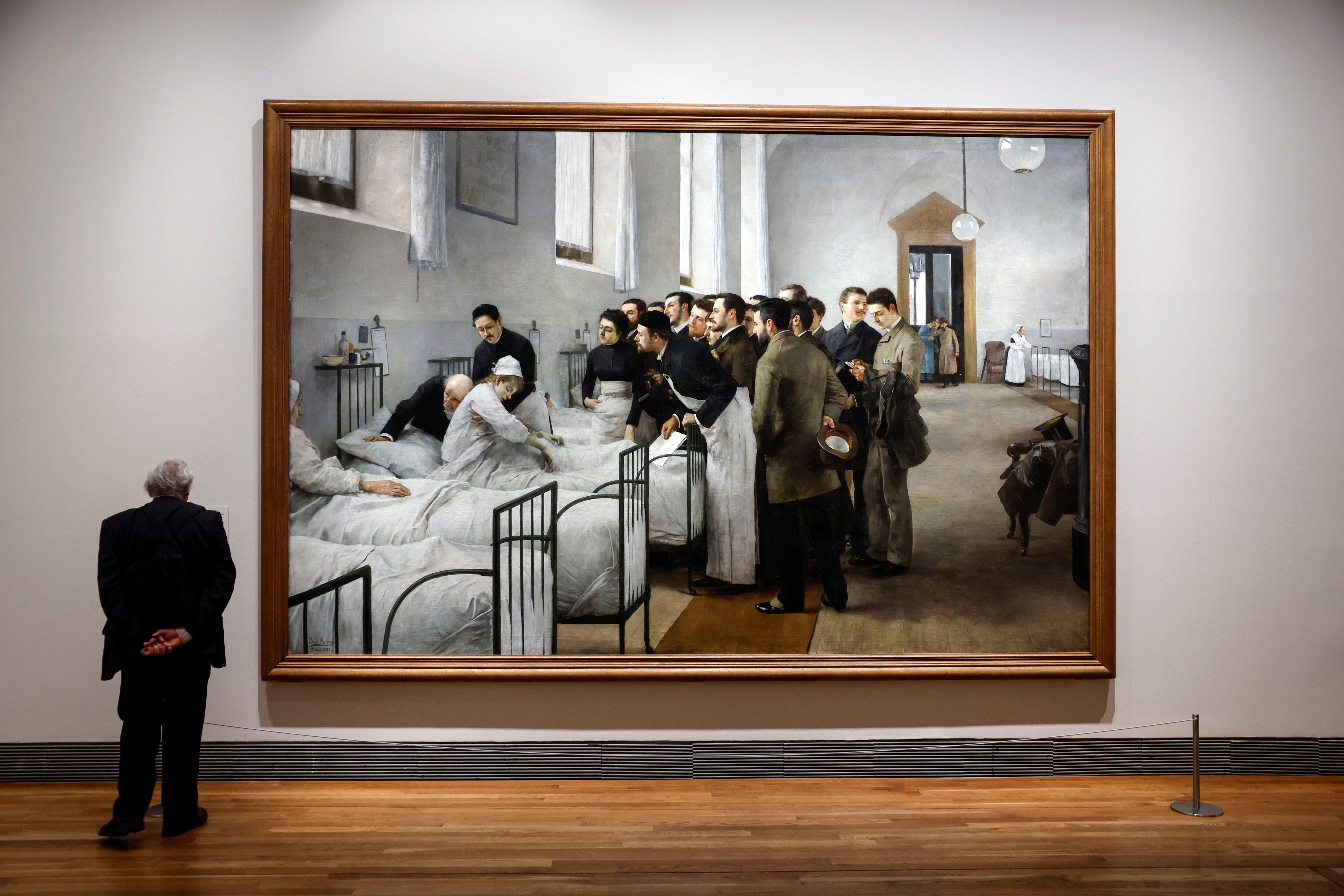 La obra 'Una sala del hospital durante la visita del médico en jefe',de Luis Jiménez Aranda, hace parte de la nueva exposición temporal del Museo del Prado.