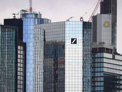 Las sedes centrales de Deutsche Bank y Commerzbank, en una imagen tomada en Fráncfort el pasado 11 de marzo. 