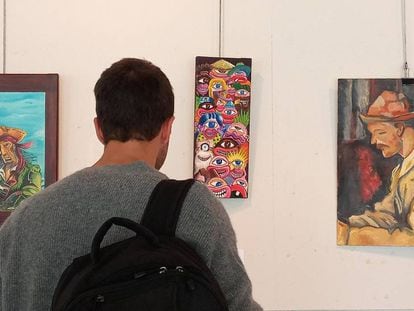 Un hombre vista la exposición de arte del etarra, Jon Bienzobas, en la Casa de la Cultura del Ayuntamiento de Galdakao (Bizkaia). 