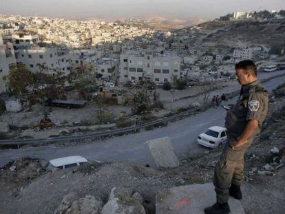 Un polic&iacute;a israel&iacute;, junto al barrio &aacute;rabe de Isawiya, en el este de Jerusal&eacute;n, en noviembre.
 