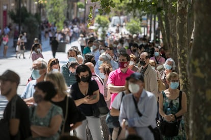 Decenas de ciudadanos esperaban este martes en Barcelona para poder cambiar pesetas a euros en la sucursal del Banco de España.