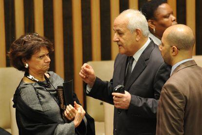 El embajador palestino en la ONU, Riyad Mansour, habla con la embajadora de EE UU, Rosemay Di Carlo.