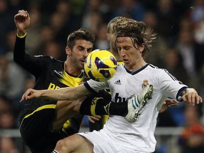 Modric pelea un balón con José Mari.