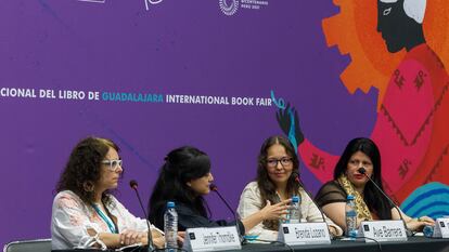 Las escritoras Jennifer Thorndike, Ave Barrera, Brenda Lozano y Dolores Reyes durante la mesa de diálogo.