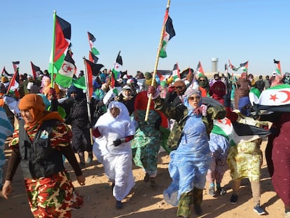 Manifestantes saharauis en el campo de refugiados de Rabuni, el más importante de la región argelina de Tinduf, apoyan a la activista Sultana Khaya y piden a la ONU un mecanismo de vigilancia que frene el incremento de la represión policial marroquí en las zonas ocupadas de la antigua colonia española del Sahara Occidental en febrero de 2020.