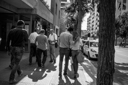 16.30h. Pedro Sánchez junto a Verónica, una de las personas que forman su círculo de confianza, junto a varios miembros del PSC, por las calles de Tarragona.
