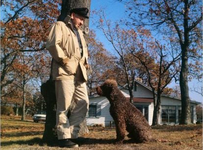 John Steinbeck y su perro en 1962, año de la publicación de 'Viajes con Charley'.