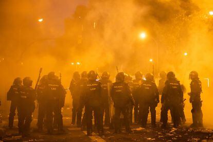 Un cordón de antidisturbios durante los violentos incidentes que radicales independentistas han protagonizado en la noche del viernes en las calles de la capital catalana.