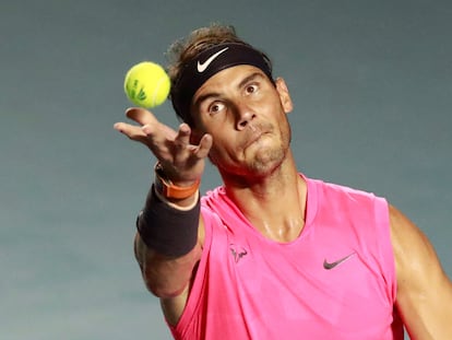 Nadal se dispone a sacar durante un partido en el torneo de Acapulco.