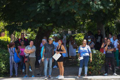 Varias personas esperaban la semana pasada frente al Consulado General de España en La Habana.