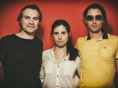 Javiera Mena (centro), con Florent (izquierda) y Banin (derecha), de Los Planetas, en una imagen de 2018.