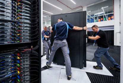 Entry and installation of the last computer cabinet, in May of this year.