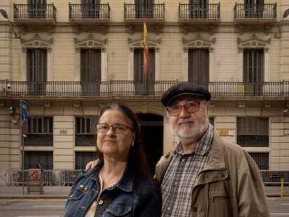 Els germans Maribel i Josep Ferrándiz Blas, davant la comissaria de Via Laietana.