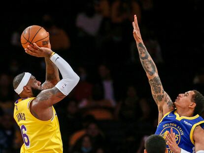 LeBron James tira frente a Toscano-Anderson, de los Warriors de Golden State, en un juego de la pretemporada.