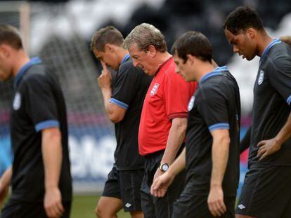 Hodgson, con sus jugadores en un entrenamiento.